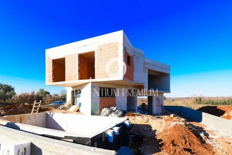 Una insolita casa di design con piscina in una posizione idilliaca – 3