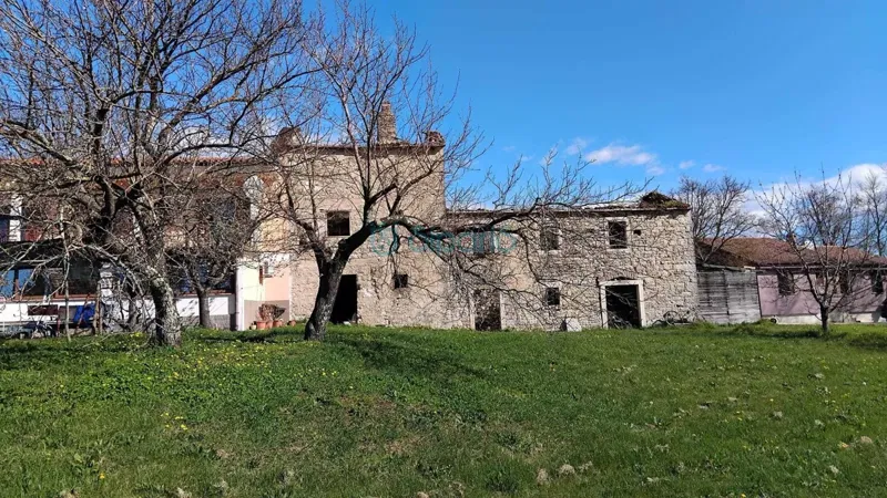 GROŽNJAN KAMENA RUŠEVINA SA PREKRASNIM POGLEDOM
