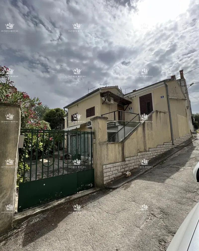 Istria, Pula, centro, vendita di una casa di 150m2 con garage, vicinanza all'ospedale. – 2
