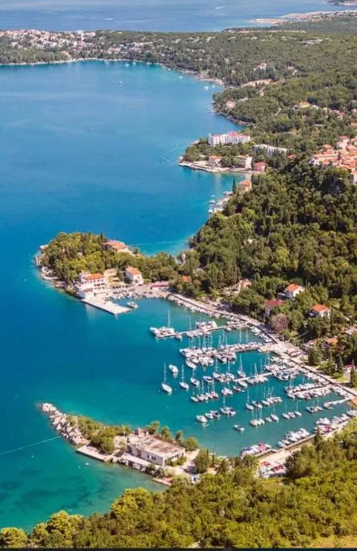 Luxury residential building with apartments and a penthouse in Omišalj, 1000 m from the sea. – 3