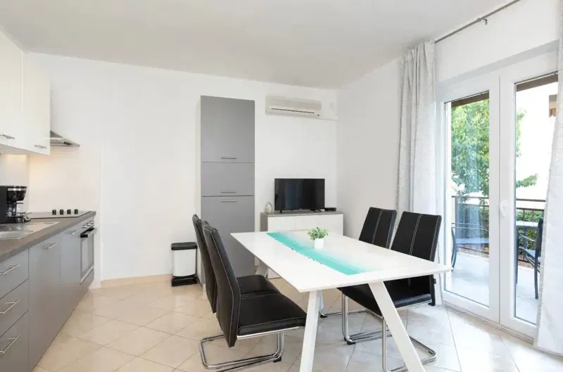 Njivice - excellent apartment with a pool and garden for use – 3