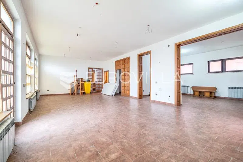 Zagreb, Granešina, residential/business house (371,11 m²) with a courtyard – 2