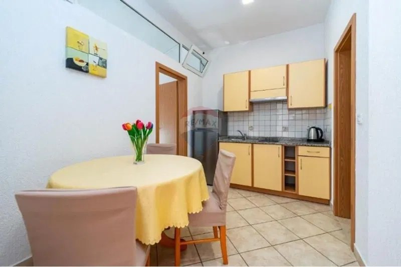 Apartmanska kuća s vrtom u Novalji – 3