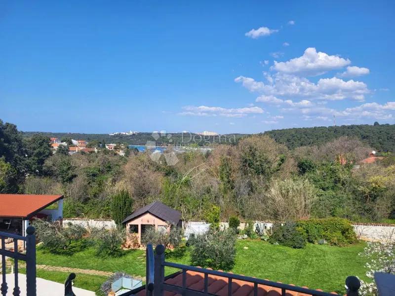 Egy gyönyörűen berendezett ház 3300 m2-es telken! – 2