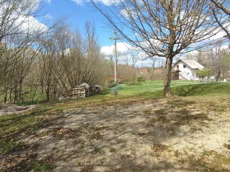 Slunj,građevinsko zemljište 700 m2