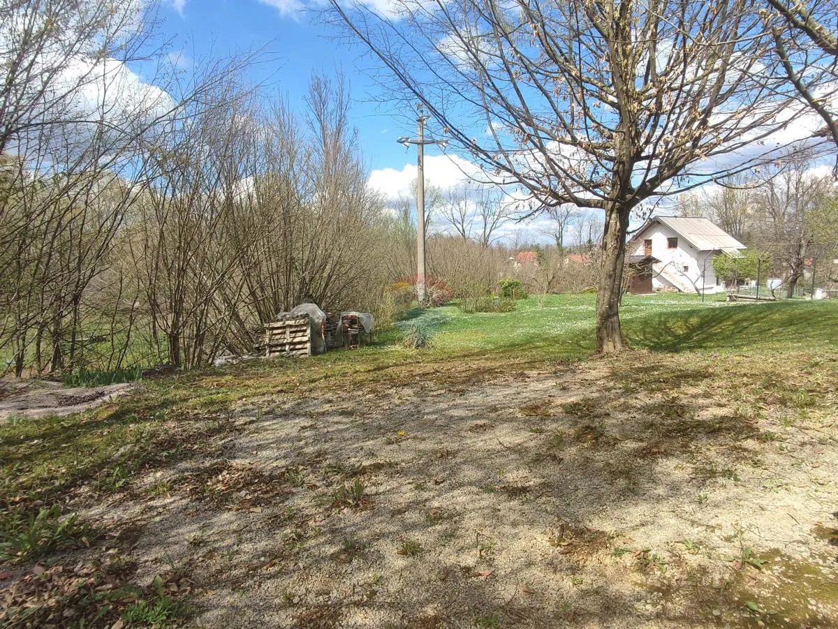 Slunj,građevinsko zemljište 700 m2