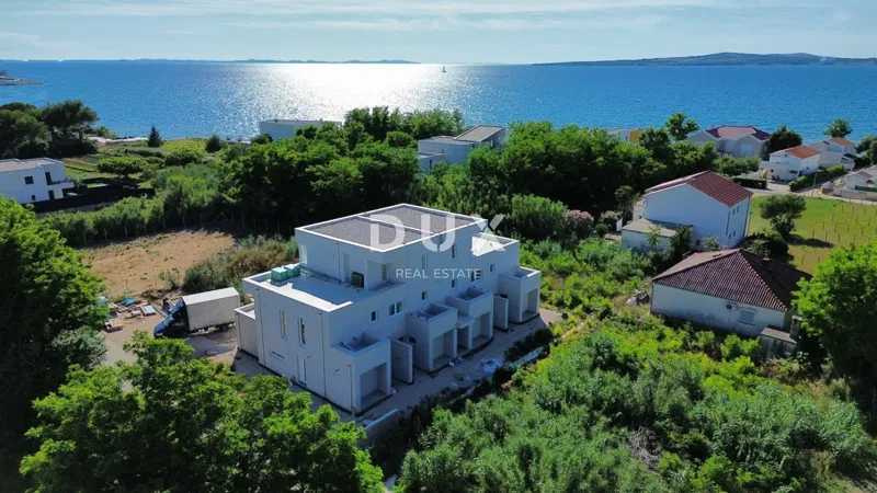 ZARA, PRIVLAKA - Appartamento su due piani con giardino privato a 3 minuti a piedi dalla spiaggia sabbiosa! E – 2