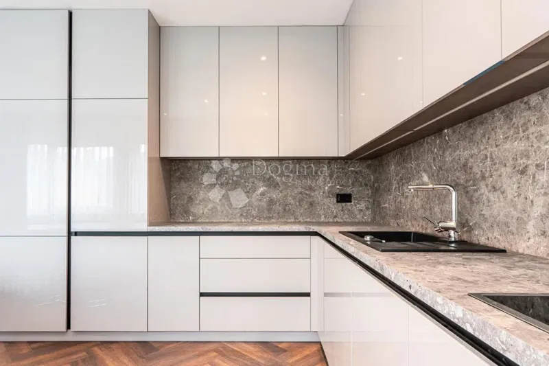 THREE-BEDROOM LUXURY APARTMENT WITH GARDEN AND POOL – 3