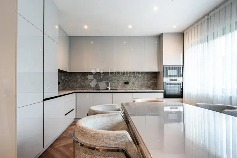 THREE-BEDROOM LUXURY APARTMENT WITH GARDEN AND POOL – 2