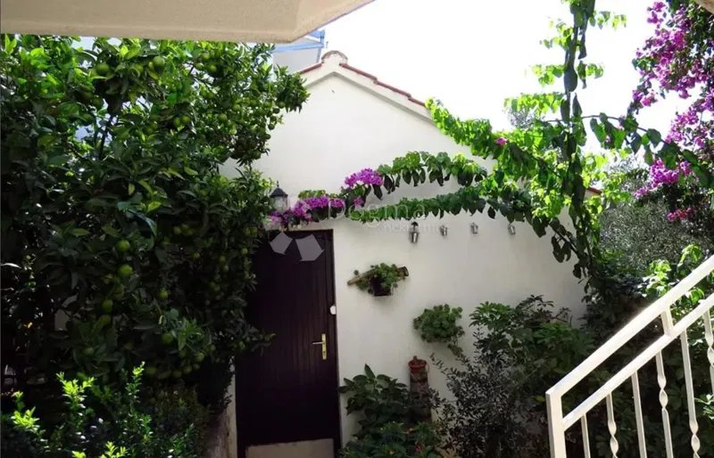 House Okrug Donji, Okrug, 525m2 – 2