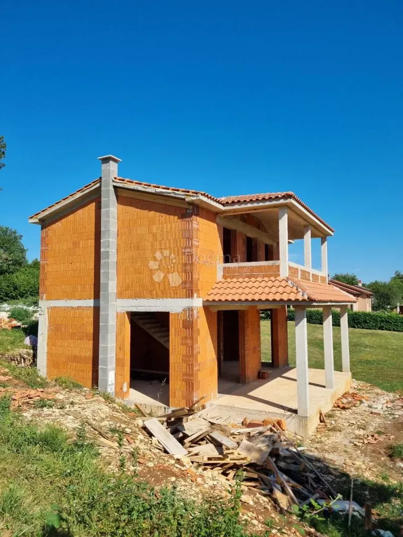 Недостроенный дом с бассейном, 150 м², участок 911 м² – 2