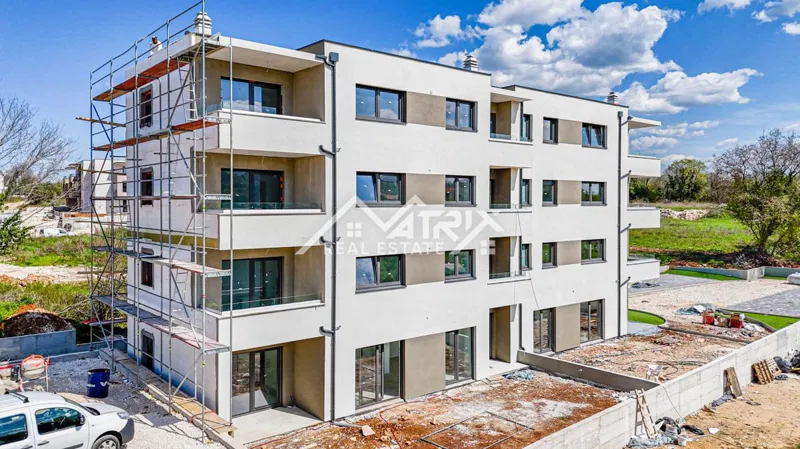 Poreč okolica, trosoban stan u prizemlju sa vrtom! – 2
