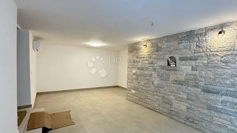BEAUTIFUL RENOVATED STONE HOUSE – 3