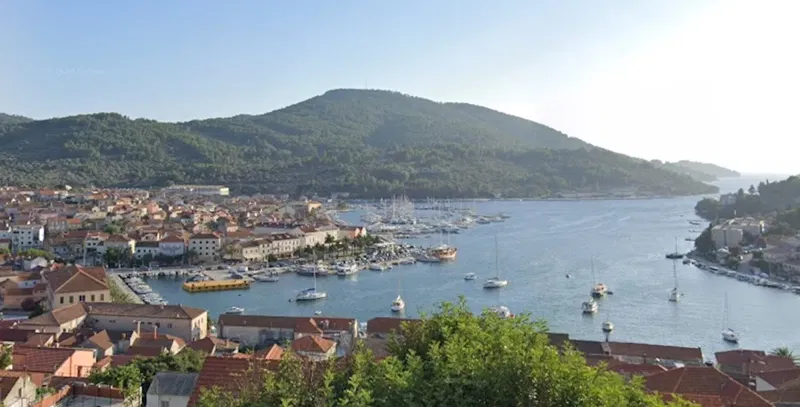 Otok Korčula, Vela Luka, građevinsko zemljište 650 m2 uz more, sa građevinskom dozvolom za hotel
