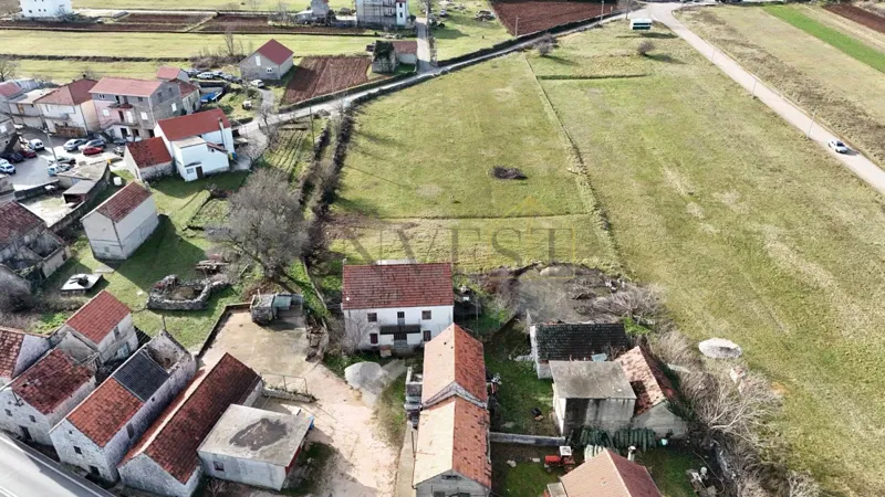 DICMO, HOUSE ON A LARGE BUILDING PLOT OF 3000 M2 – 2