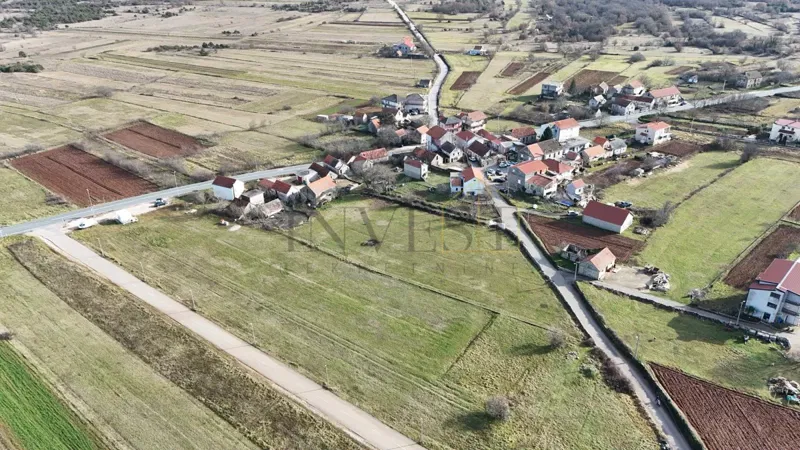 DICMO, HOUSE ON A LARGE BUILDING PLOT OF 3000 M2 – 3