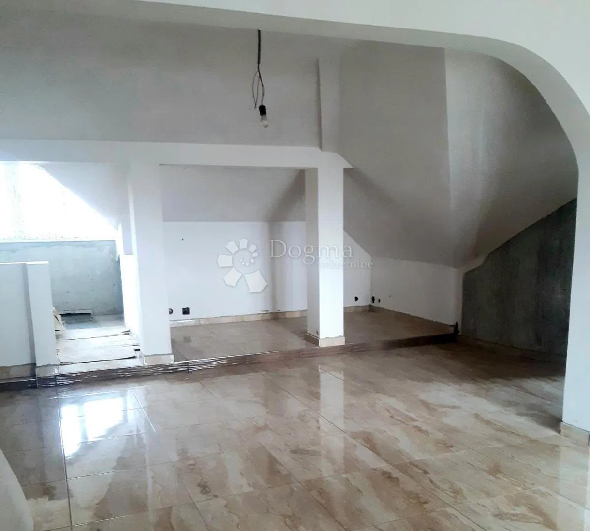 Kereskedelmi Ogulin, 93m2