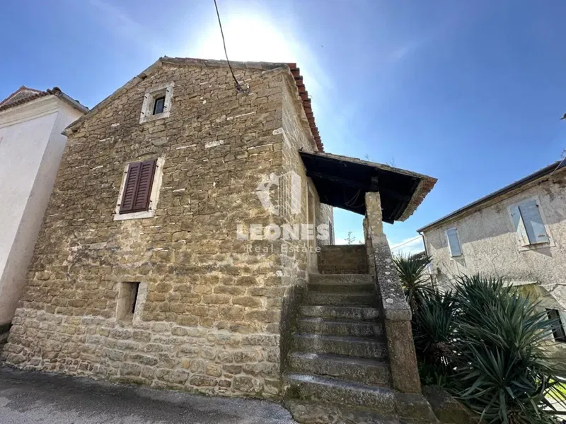 Dom Momjan – 2