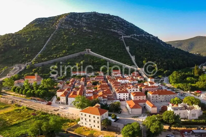 Veliko zemljište unutar zidina, Ston