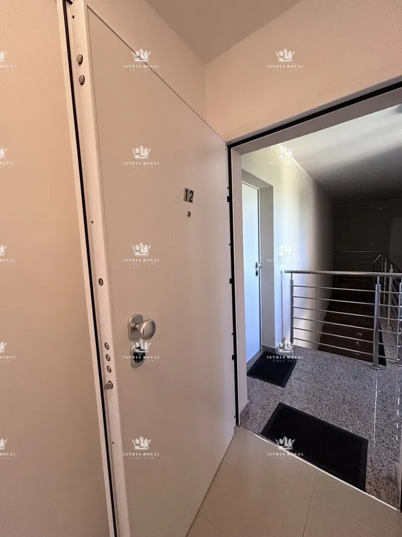 Istria, Peroj, vendita di un appartamento su due piani, 3 camere + soggiorno, terrazza, parcheggio, arredato, vicinanza al mare. – 2
