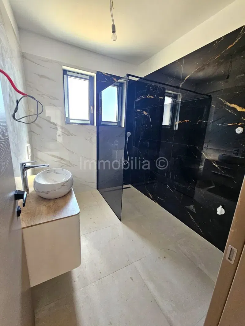 NOVO! APARTMAN 102 m2 ,3 SPAVAĆE, 2 KUPAONICE, 2 PARKINGA, POGLED MORE