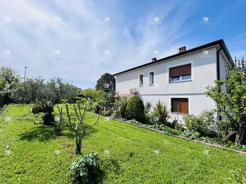 In vendita casa con 4 appartamenti, garage e ampio cortile – periferia di Umago, 1.500 m dal mare – 2