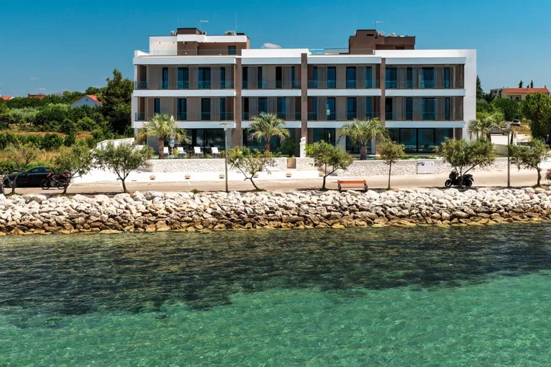 Moderno appartamento con due camere da letto in prima fila sul mare – 2