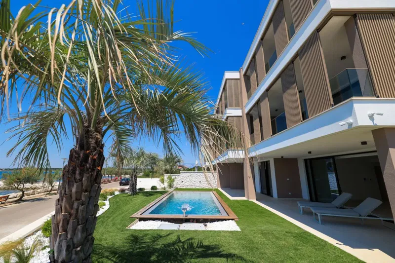 Luxury apartment with a swimming pool in the first row to the sea – 2