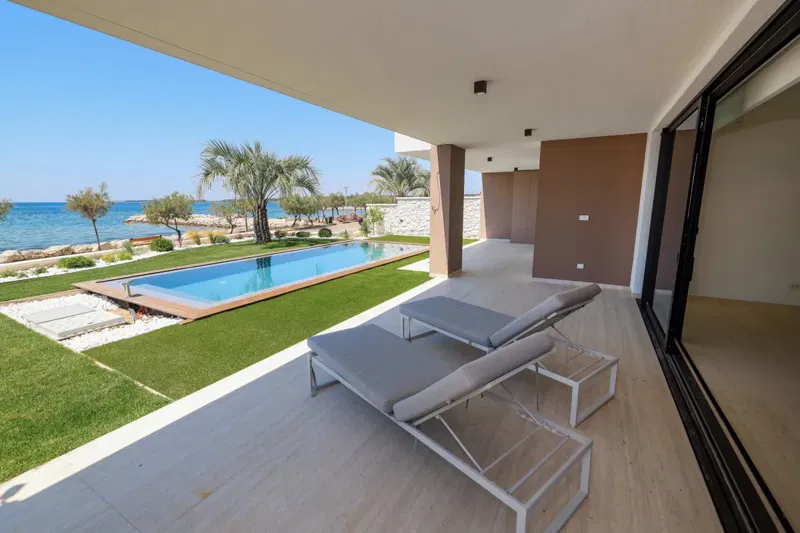 Luxury apartment with a swimming pool in the first row to the sea – 3