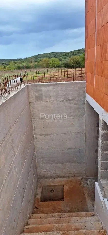 ISTRA, ROVIGNO – Casa di 47,5 m² su un terreno di 14.000 m²! – 2