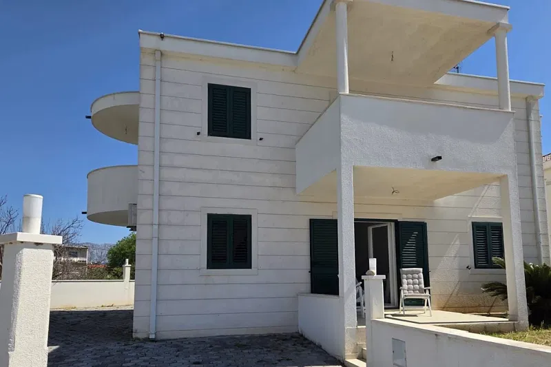 Spacious house in the first row to the sea – 2