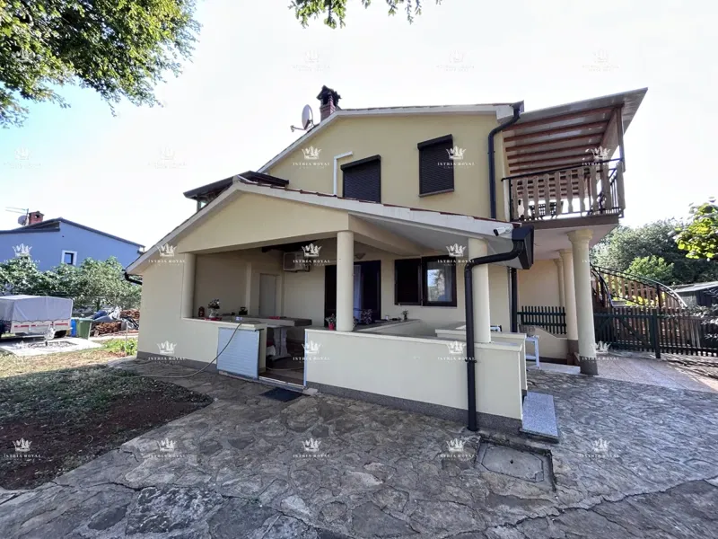 Istria, Kršin near Novigrad, two apartments 130m2, courtyard 140m2, parking – 3