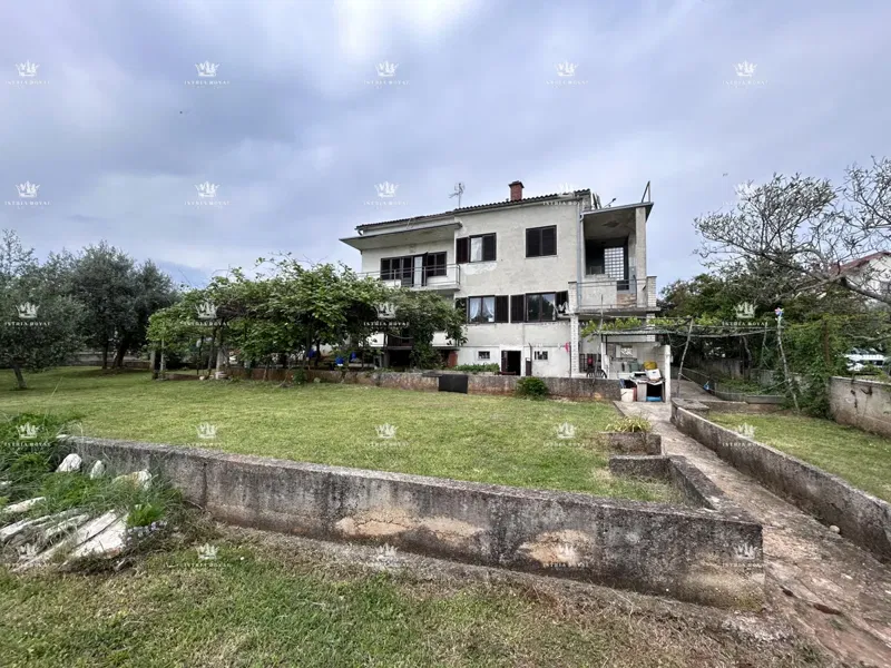Istria, periferia di Umago, casa di 420 m2 con terrazze, terreno di 1644 m2, 2 garage, vista mare – 2