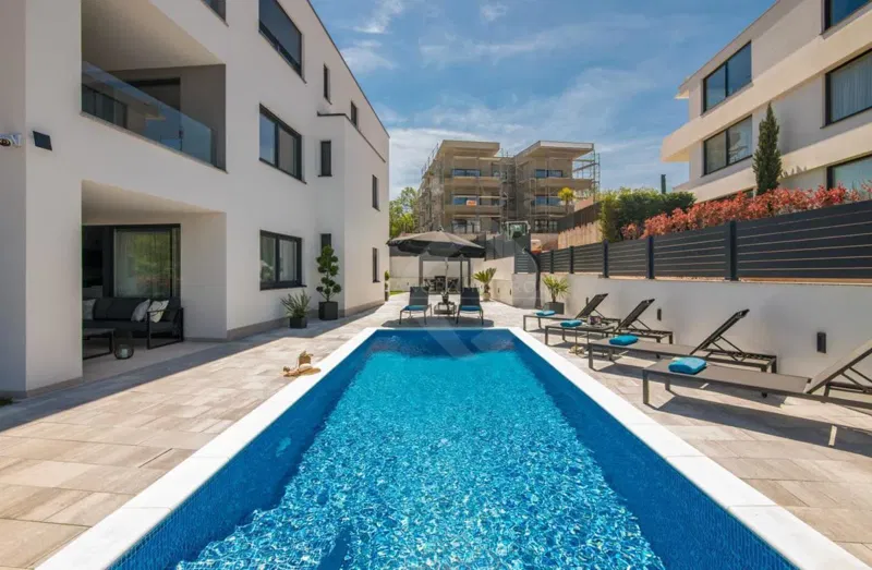 Appartamento con vista mare, piscina e ampio giardino – a soli 200 m dalla spiaggia! – 2