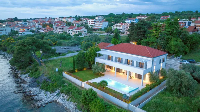 Una bellissima villa in pietra con piscina in prima fila sul mare – 2