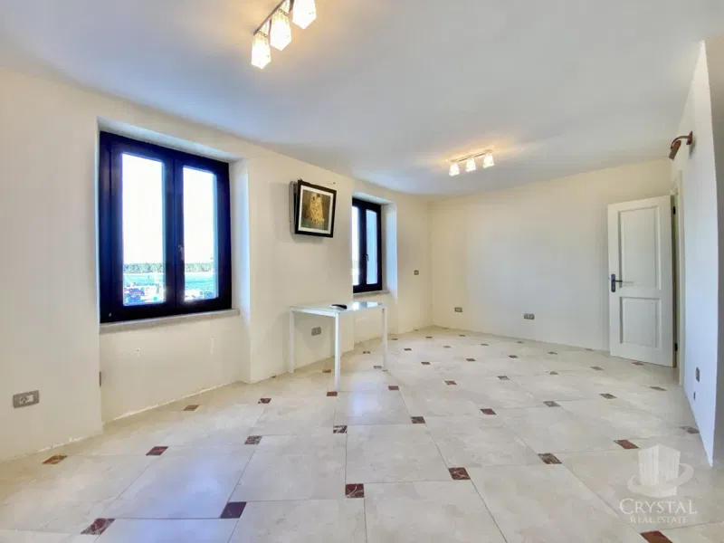 PRIMA FILA SUL MARE! APPARTAMENTO IN UNA POSIZIONE ECCEZIONALE A NOVIGRAD! – 2