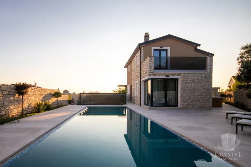Duplex villa with a pool, 7 km from Novigrad – 3
