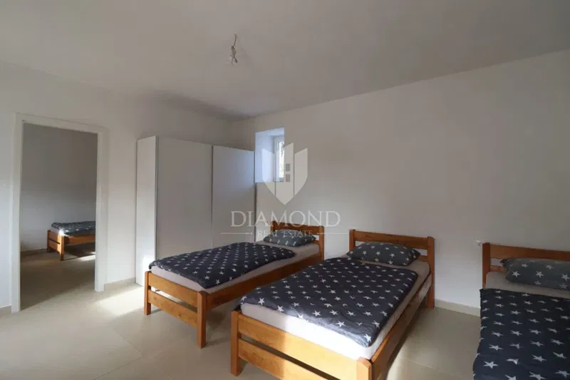 Poreč, dintorni, edificio residenziale-commerciale con 50 posti letto – 2