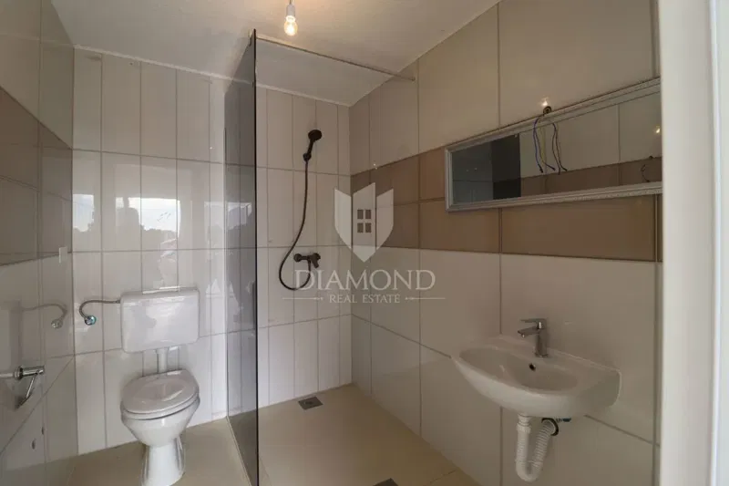 Poreč, dintorni, edificio residenziale-commerciale con 50 posti letto – 3