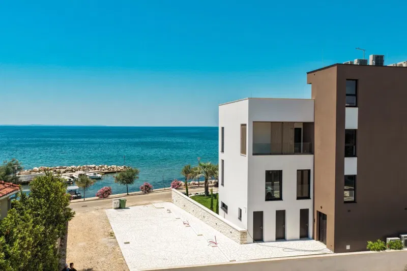 Exclusive penthouse with a swimming pool in the first row to the sea – 2
