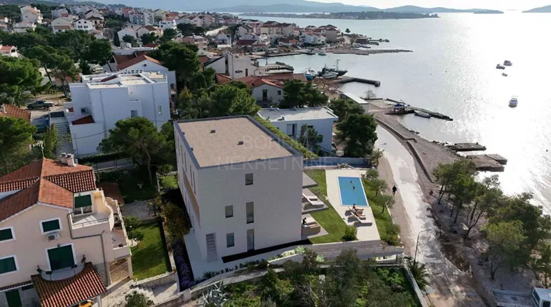 Odličen dvoetažni apartma, prva vrsta do morja, Brodarica – 3