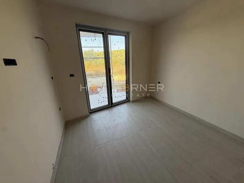 Medulin, 650 m od plaže, novo, pritlično stanovanje, 2SS z 175 m² vrta – 3