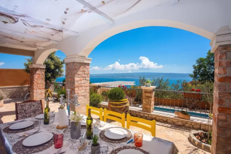Casa in pietra con piscina e vista mare aperta – 3
