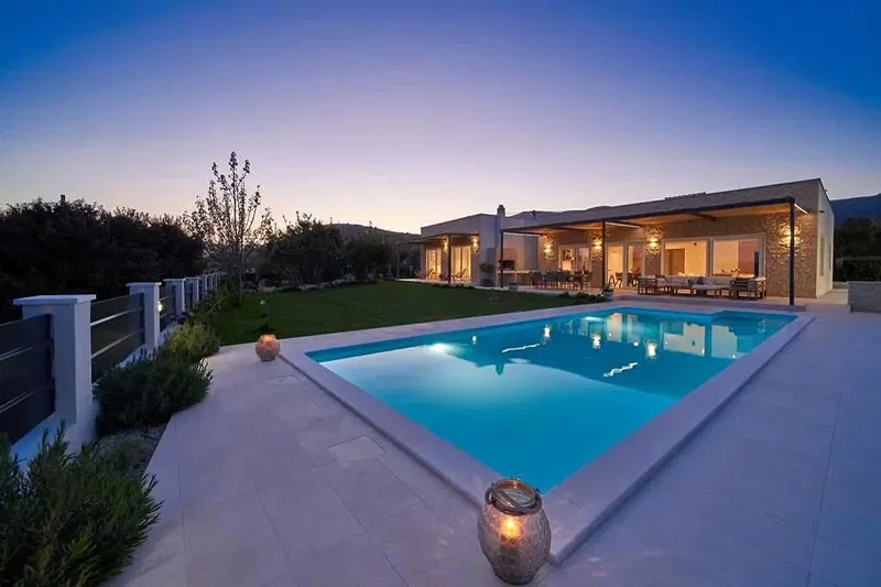 Una casa moderna con piscina in posizione tranquilla – 2