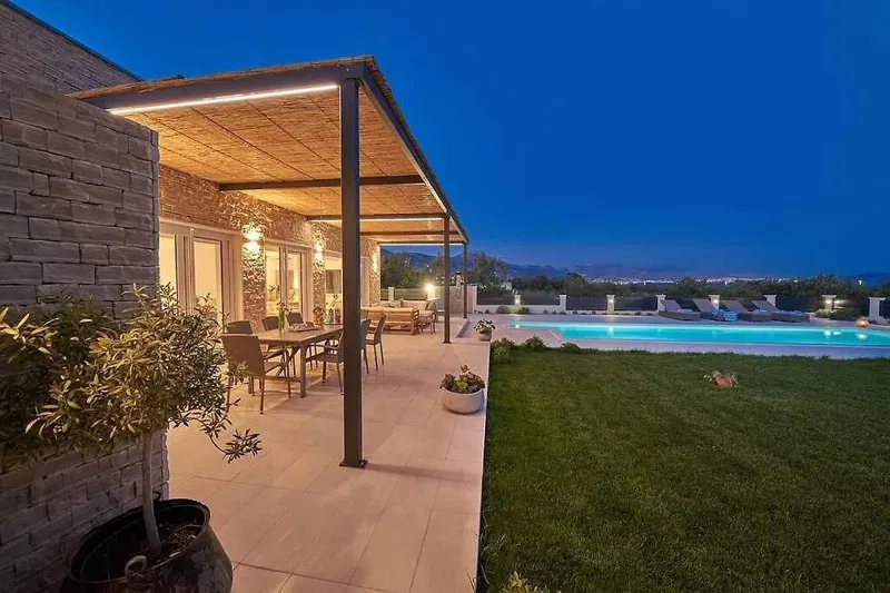 Una casa moderna con piscina in posizione tranquilla – 3