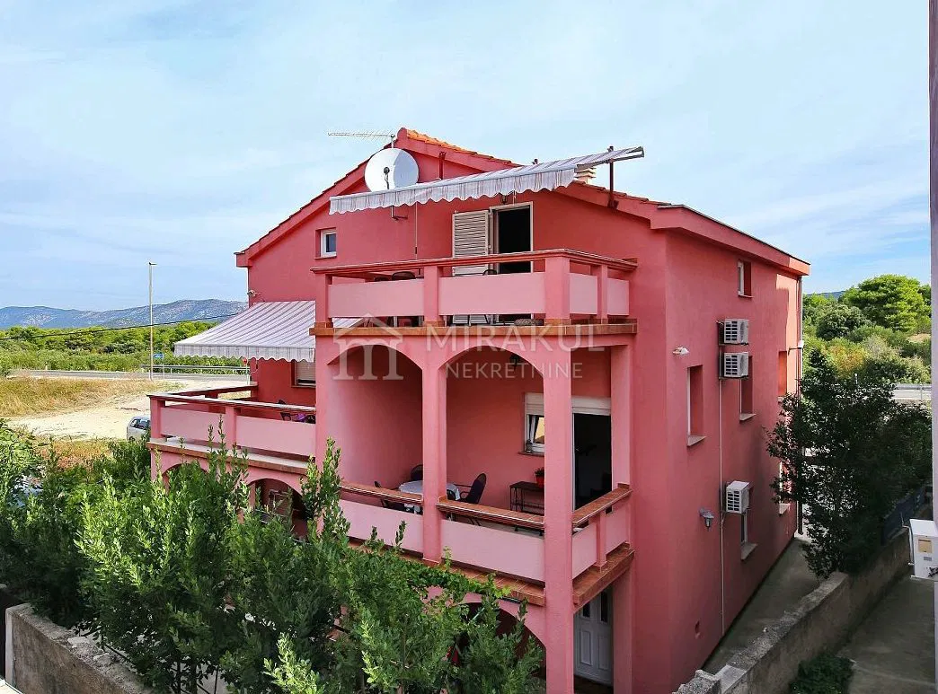 Nekretnine Pirovac, Apartmanska kuća u blizini mora