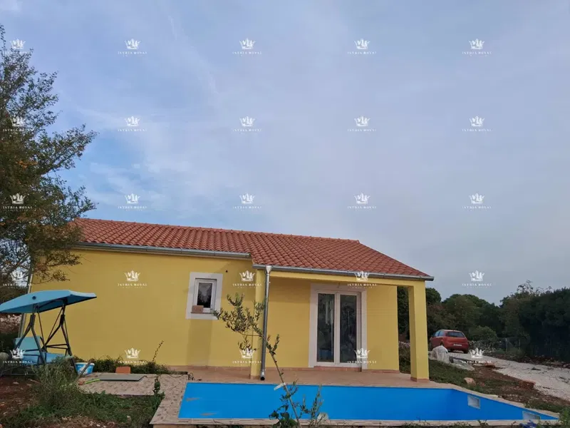 Detached house with a swimming pool for sale – Čabrunići near Pula | Legalized | 9 km from the sea – 2