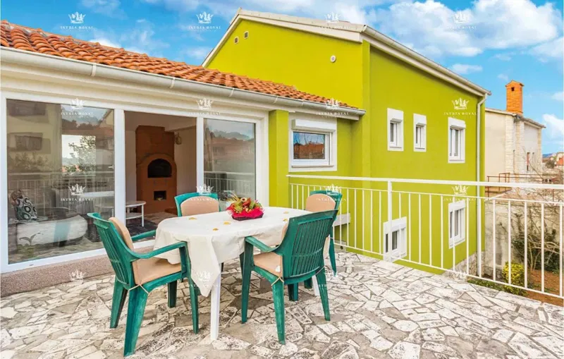 In vendita – Casa familiare con piscina a Pola, Valdebek – 220 m² di superficie abitabile + 400 m² di giardino! – 3