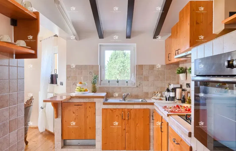 FOR SALE – Luxury villa with swimming pool and wellness center in Pula, 260 m², 4 apartments, 650 m from the sea – 3