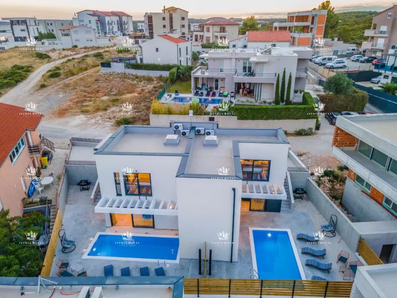 Luxury villa with a swimming pool for sale in Medulin – 200 m from the sea, 2 residential units! – 2